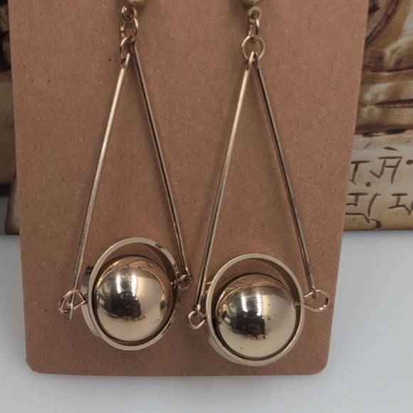Elegant Gold Geometric Earrings Set - Picture 6 of 7